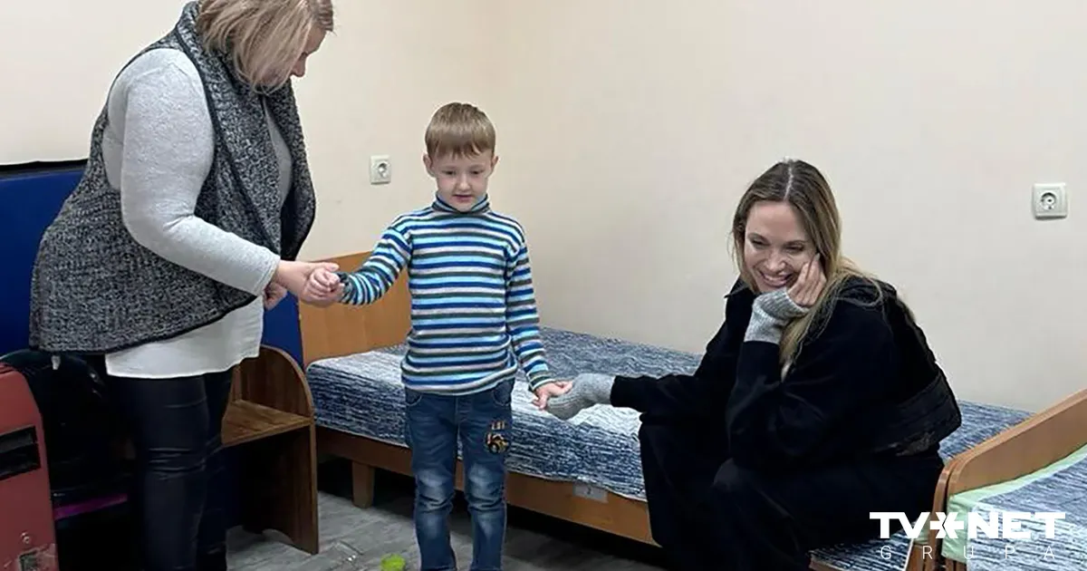 FOTO ⟩ Andželīna Džolija apmeklējusi uz frontes līnijas esošo Hersonu