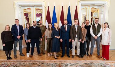 Jānis Grasbergs parlamentā uzņem ASV kongresa padomnieku delegāciju