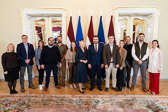 Jānis Grasbergs parlamentā uzņem ASV kongresa padomnieku delegāciju