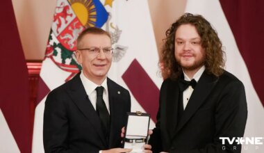 FOTO ⟩ Latvijas dzimšanas dienā 33 cilvēki saņēmuši valsts augstākos apbalvojumus