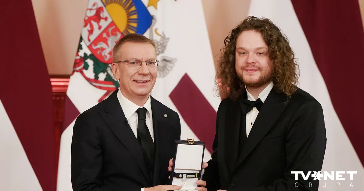 FOTO ⟩ Latvijas dzimšanas dienā 33 cilvēki saņēmuši valsts augstākos apbalvojumus