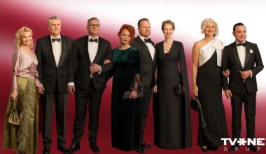 ETIĶETE ZEM LUPAS ⟩ Perfekta etiķete vai ignorance. Jau atkal dāmas vienādās kleitās!