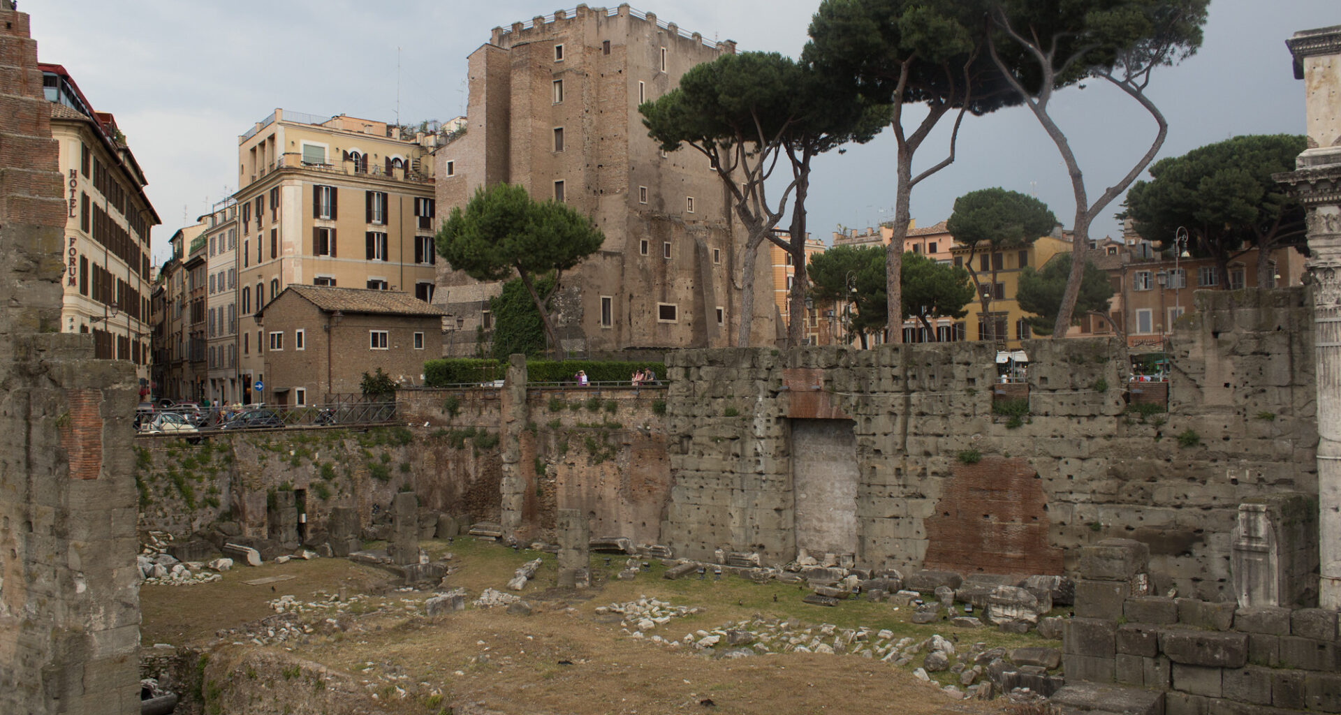 Romā sabrucis viduslaiku tornis; miris viens strādnieks -