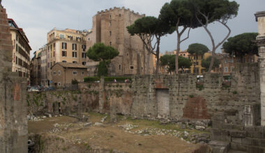 Romā sabrucis viduslaiku tornis; miris viens strādnieks -