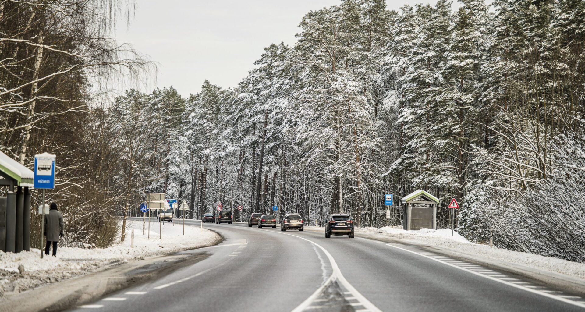 Šorīt daudzviet Latvijā autoceļi sniegoti un apledo, strādā 60 ziemas tehnikas vienības 