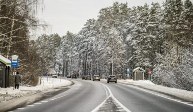 Šorīt daudzviet Latvijā autoceļi sniegoti un apledo, strādā 60 ziemas tehnikas vienības 