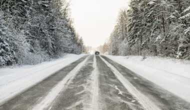 Šorīt daudzviet putenis, Latgalē arī atkala, autoceļi sniegoti un apledo; strādā 119 ziemas tehnikas vienības