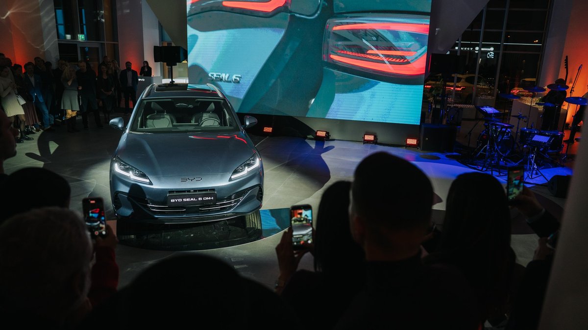 Rīgā atklāts pirmais BYD markas autocentrs Latvijā