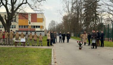 Rīgas Dārzciema vidusskolā atklāj Latvijā pirmo valsts aizsardzības mācību klasi