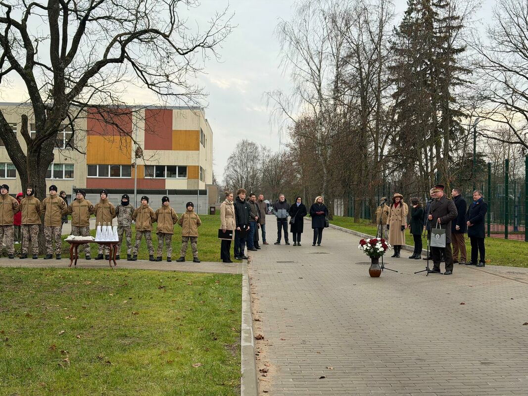 Rīgas Dārzciema vidusskolā atklāj Latvijā pirmo valsts aizsardzības mācību klasi