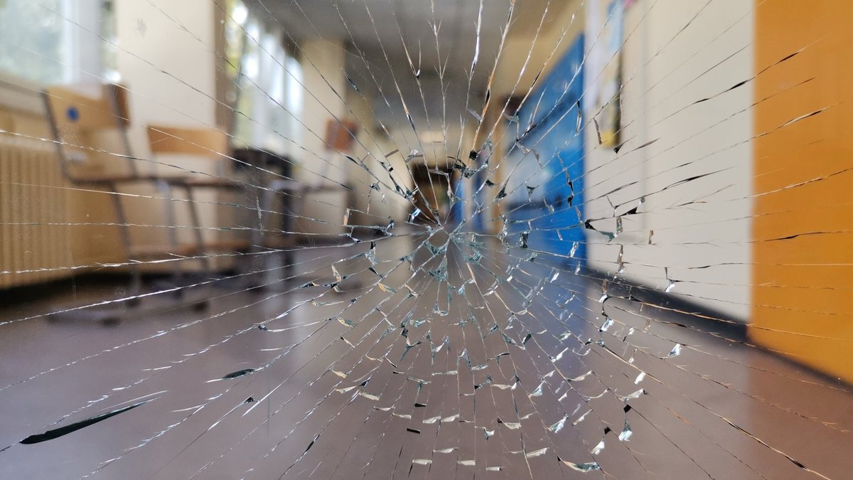 No skolas pārnāk ar zilumiem. Suntažu pamatskolas gadījums iezīmē birokrātiju vardarbībā, izpētījis "de facto"