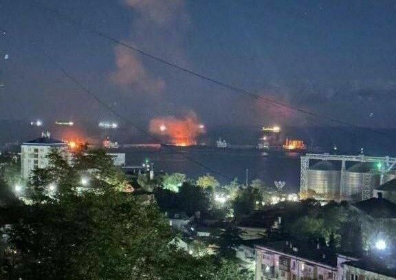 Tuapses naftas terminālis naktī uz svētdienu. Foto: @nexta_tv/X Tuapses naftas terminālis naktī uz svētdienu. Foto: @nexta_tv/X