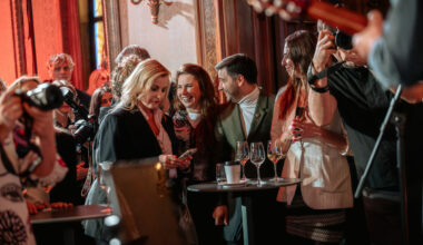 Latvijas mūziķi un aktieri krāšņā pasākumā Benjamiņu namā atklāj nākotnes plānus