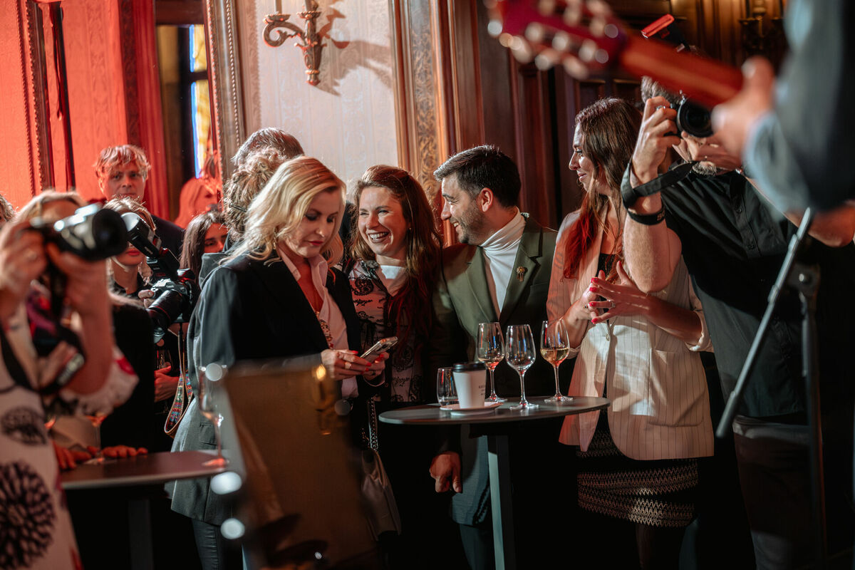 Latvijas mūziķi un aktieri krāšņā pasākumā Benjamiņu namā atklāj nākotnes plānus