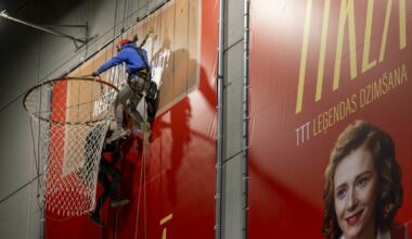 Rīgā uzstādīts, iespējams, lielākais basketbola grozs Eiropā