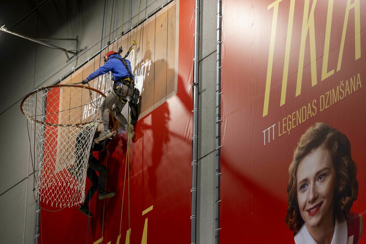 Rīgā uzstādīts, iespējams, lielākais basketbola grozs Eiropā