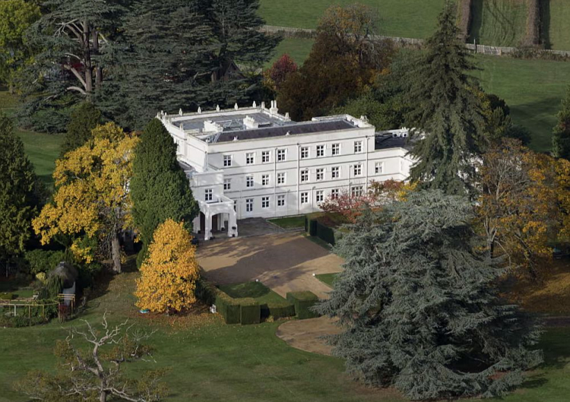 Bijušais princis Endrū īpašumā 