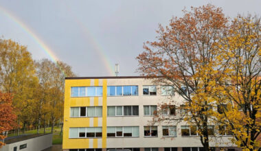 Pie Imantas vidusskolas sadurts bērns — tēvs meklē aculieciniekus