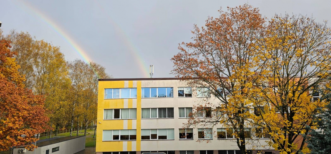 Pie Imantas vidusskolas sadurts bērns — tēvs meklē aculieciniekus