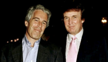 "Zinājis par meitenēm." ASV likumdevēji publisko Epstīna dokumentus par Trampu