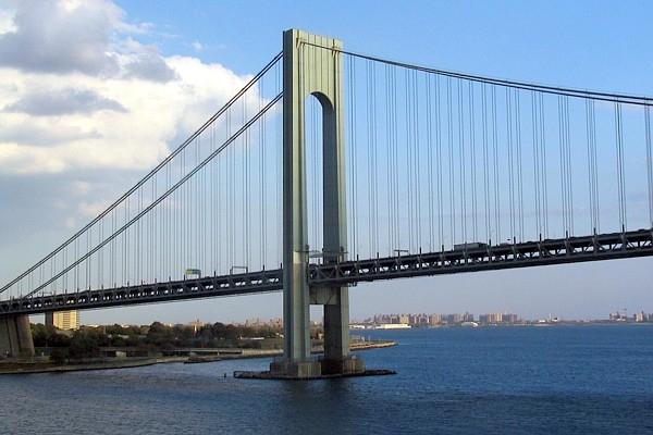 21. novembris vēsturē: Ņujorkā atklāj tiltu starp Bruklinu un Steitena salu