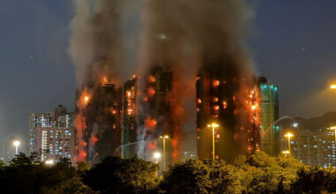 Bojāgājušo skaits ugunsgrēkā Honkongas augstceltnēs pieaudzis līdz 55