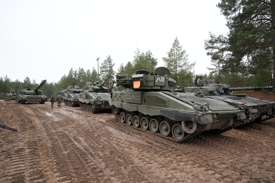Foto: Ādažu poligonā notiek NATO Daudznacionālās brigādes manevri
