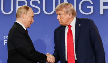 Vladimirs Putins un Donalds Tramps. Foto: REUTERS/Kevin Lamarque