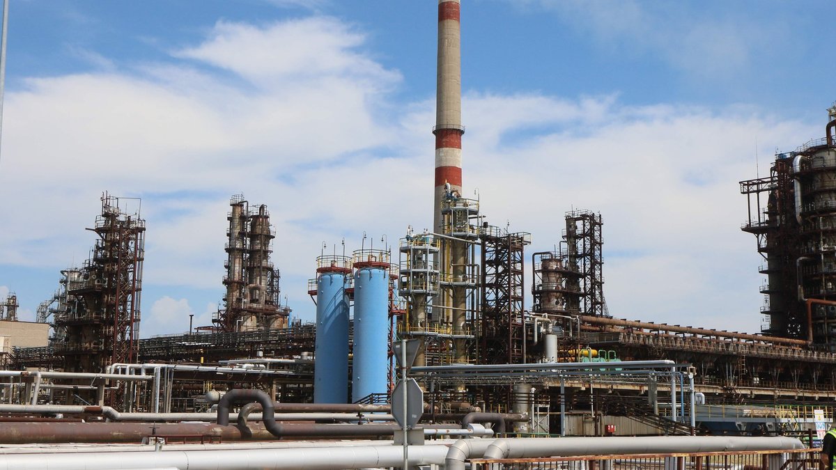 "Orlen Lietuva" lauž gandrīz miljardu eiro vērto Mažeiķu rūpnīcas modernizācijas līgumu