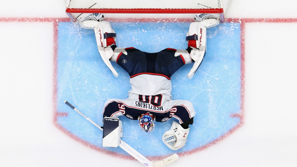 Merzļikins "Blue Jackets" vārtos atgriežas ar rezultatīvu piespēli neizteiksmīgā spēlē