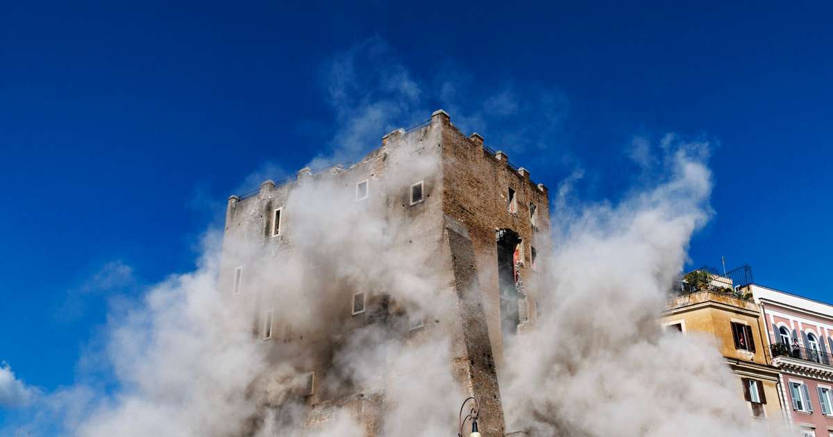 Romā daļēji sabrūkot viduslaiku tornim, viens cilvēks ievainots