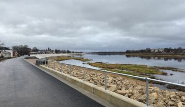 Jēkabpilī svinīgi atklāts atjaunotais Daugavas aizsargdambis