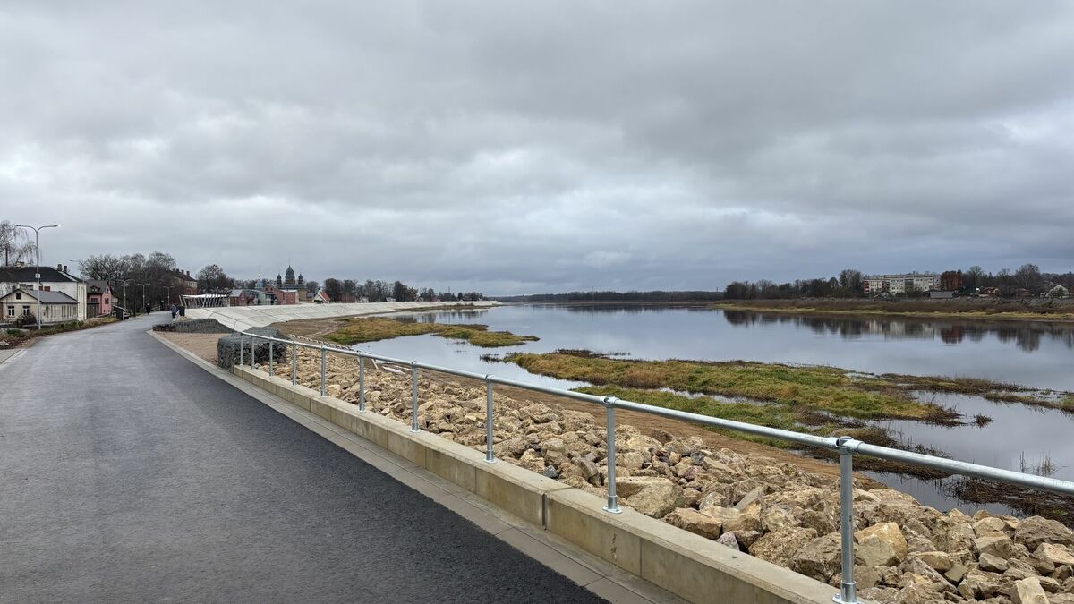 Jēkabpilī svinīgi atklāts atjaunotais Daugavas aizsargdambis