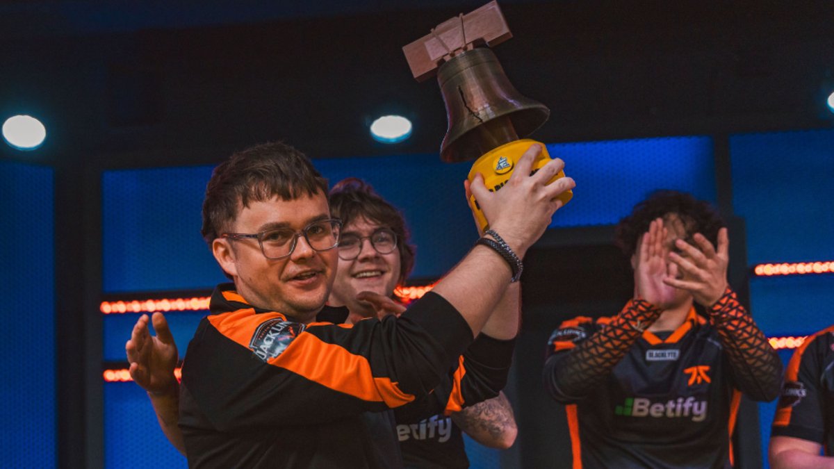 "Tu vari būt talantīgs, bet, ja neesi gatavs strādāt komandā, tas nestrādās." Miks Siliņš par dzīvi ceļā un e-sportu