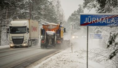 Sniegs, putenis un atkala apgrūtina braukšanu pa Latvijas autoceļiem