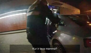 Policija nogādā mājās naktī klaiņojošu bērnu; māte – stiprā alkohola reibumā