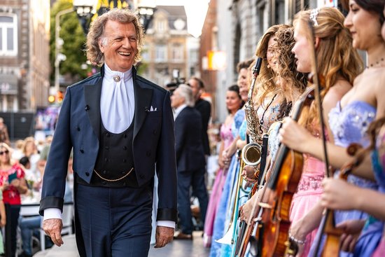 "Mēs atkal liksim Rīgai dejot!" Saruna ar slaveno vijolnieku un diriģentu Andrē Rjē