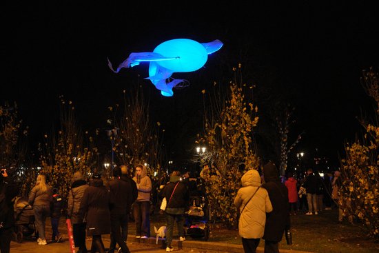 Foto: Šķeļ tumsu un pārsteidz rīdziniekus. Galvaspilsētā spoži iemirdzas "Staro Rīga" objekti
