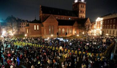 Protestā pret izstāšanos no Stambulas konvencijas pulcējas vismaz 10 000 cilvēku :: Dienas Bizness