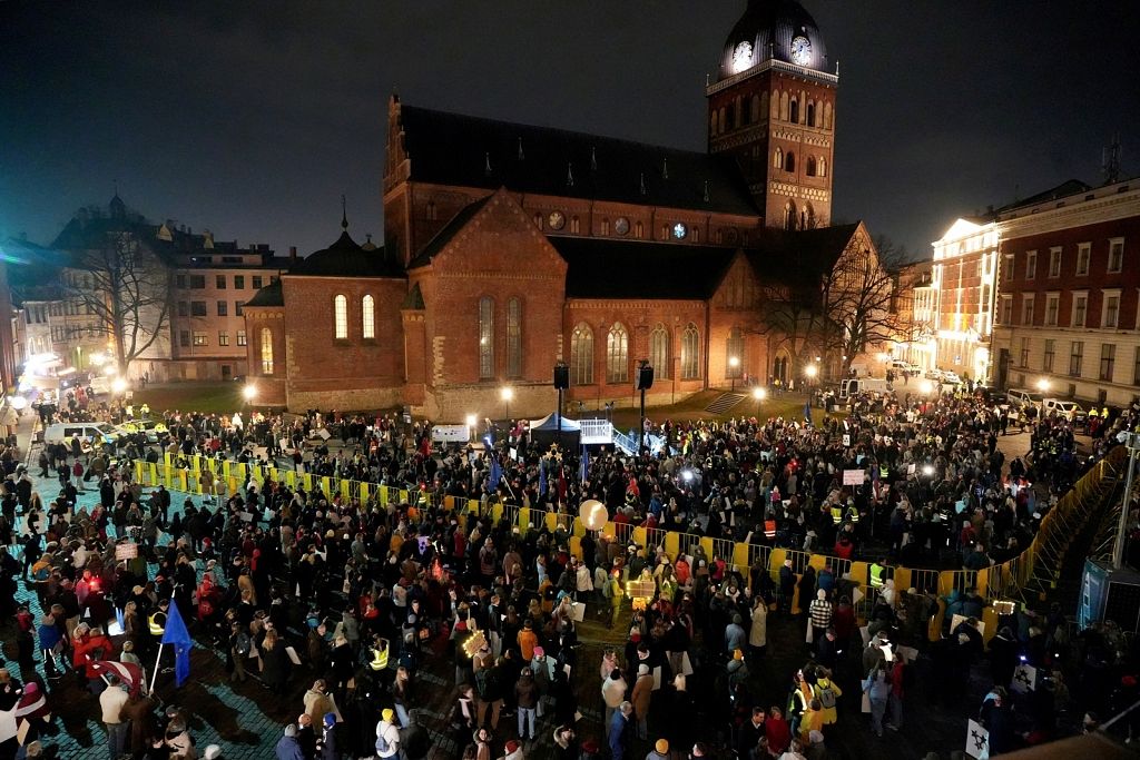 Protestā pret izstāšanos no Stambulas konvencijas pulcējas vismaz 10 000 cilvēku :: Dienas Bizness