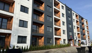 FOTO: Valmierā atklātas divas zemas īres maksas daudzdzīvokļu dzīvojamās mājas