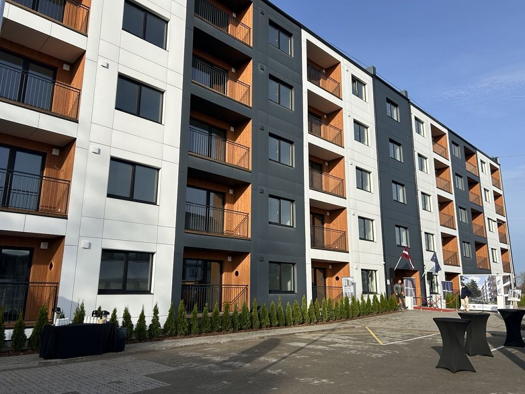 FOTO: Valmierā atklātas divas zemas īres maksas daudzdzīvokļu dzīvojamās mājas