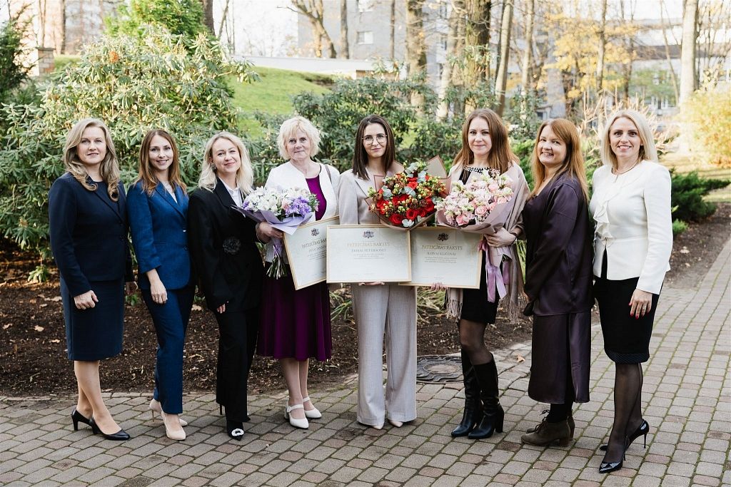 Mēness aptiekas farmaceites saņem valsts atzinību :: Dienas Bizness