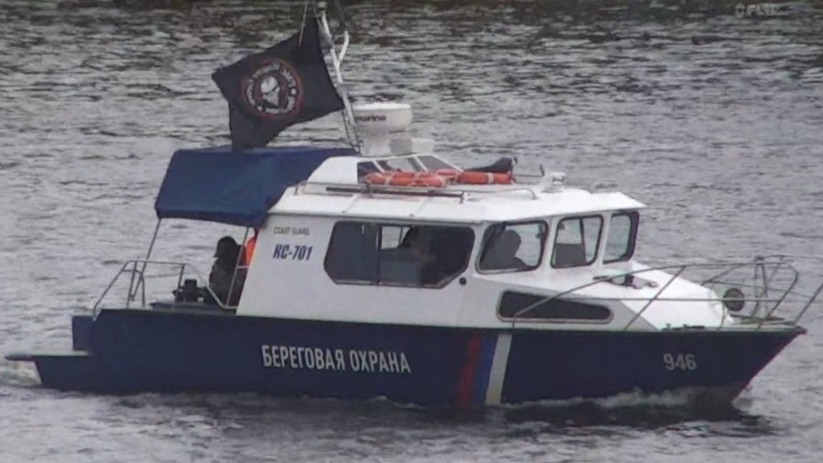 Narvas upē pamana Krievijas robežsardzes kuteri ar "Vagner" karogu