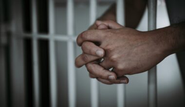 Saeima konceptuāli piekrīt par kailfoto nopludināšanu paredzēt cietumsodu