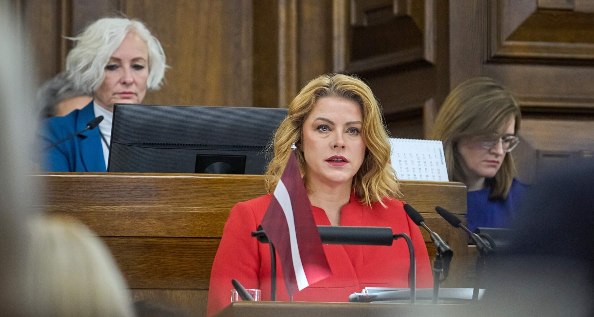 Šāds skats vērojams ilgu laiku… Saeimas ārkārtas sēdē redzamā deputātu attieksme “izsit korķus”