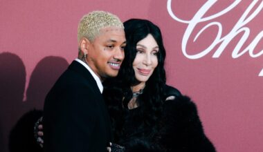 Šēra atbild kritiķiem par attiecībām ar 40 gadus jaunāku vīrieti