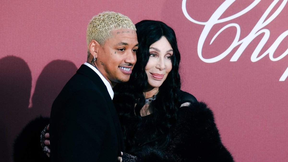 Šēra atbild kritiķiem par attiecībām ar 40 gadus jaunāku vīrieti