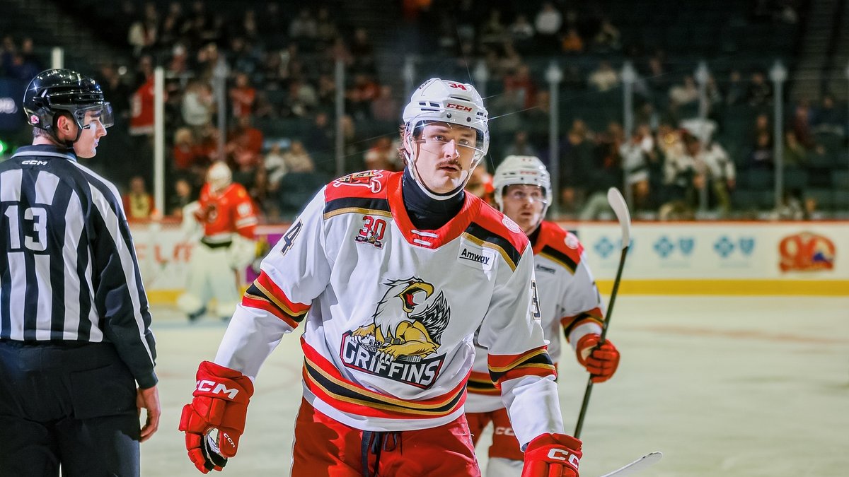 Tralmaks gūst vārtus uzvarētā AHL mačā