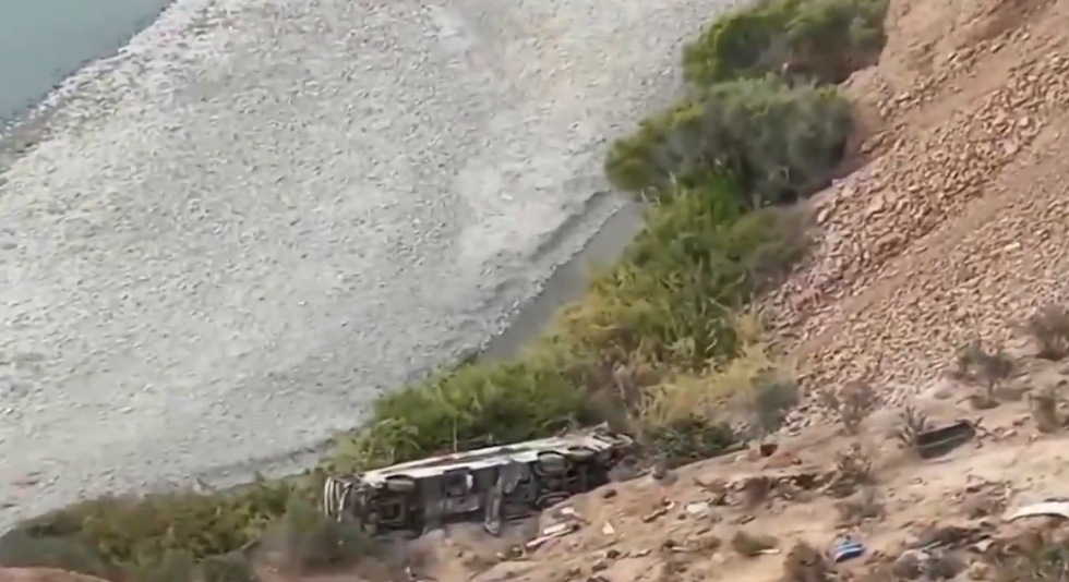 Peru notikusi traģēdija – autobusam iegāžoties aizā, vairāki desmiti bojāgājušo